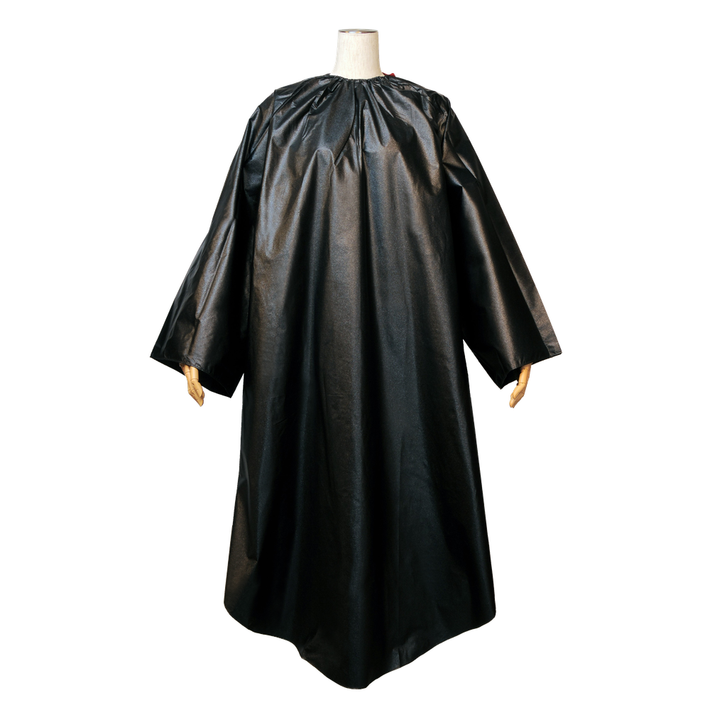 Czarny fartuch fryzjerski Y.S.PARK Tinting Gown na manekinie